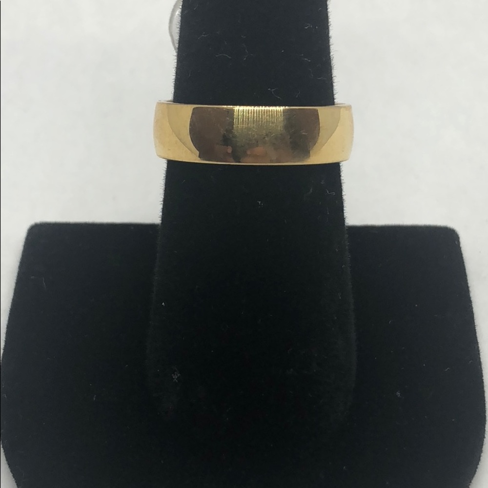 Men’s ring.